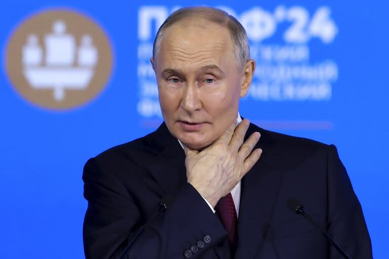 El presidente ruso, Vladimir Putin, gesticula mientras se dirige a una sesión plenaria del Foro Económico Internacional de San Petersburgo en San Petersburgo, Rusia, el 7 de junio de 2024.