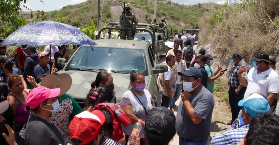 Pobladores de Petaquillas, Guerrero, retienen a militares y policías; exigen mayor vigilancia