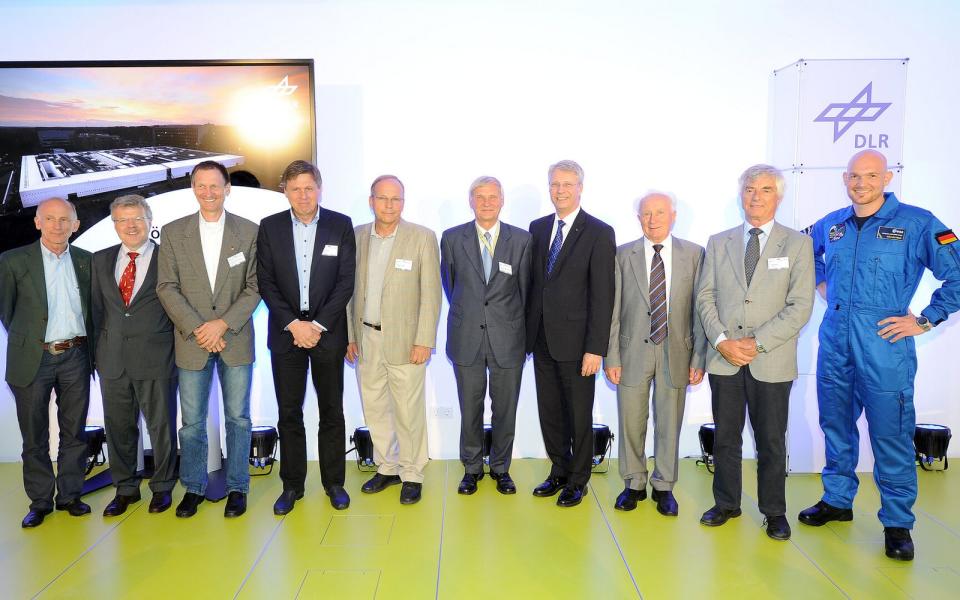 2013 versammelten sich alle damals noch lebenden deutschen Weltraumfahrer für ein Gruppenbild: (von links) Gerhard Thiele, Reinhold Ewald, Klaus-Dietrich Flade, Ulrich Walter, Hans Schlegel, Ernst Messerschmid, Thomas Reiter, Sigmund Jähn und Ulf Merbold. Alexander Gerst (rechts) zählte zu diesem Zeitpunkt noch nicht dazu, seine erste Mission fand erst ein Jahr später statt. (Bild: DLR, CC BY 2.0)