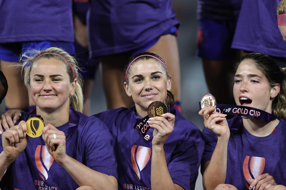 SAN DIEGO, CALIFÓRNIA - 10 DE MARÇO: (LR) Lindsey Horan # 10, Alex Morgan # 7 e Korbin Albert # 15 mostram sua medalha de ouro após vencer a partida final da CONCACAF W Gold Cup entre Estados Unidos e Brasil no Snapdragon Stadium em 10 de março de 2024 em San Diego, Califórnia.  (Foto de Omar Vega/Getty Images)