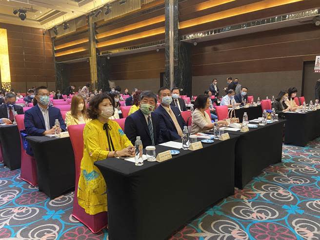 民進黨台北市長參選人陳時中（前排左二）今下午短暫出席內科發展協會第11屆第一次會員代表大會。（陳薏云攝）