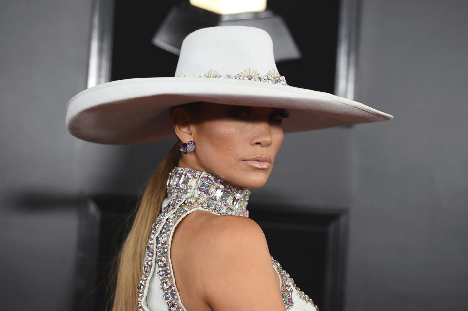 Jennifer López llega a la ceremonia de los premios Grammy el domingo 10 de febrero del 2019 en Los Angeles. (Foto por Jordan Strauss/Invision/AP)