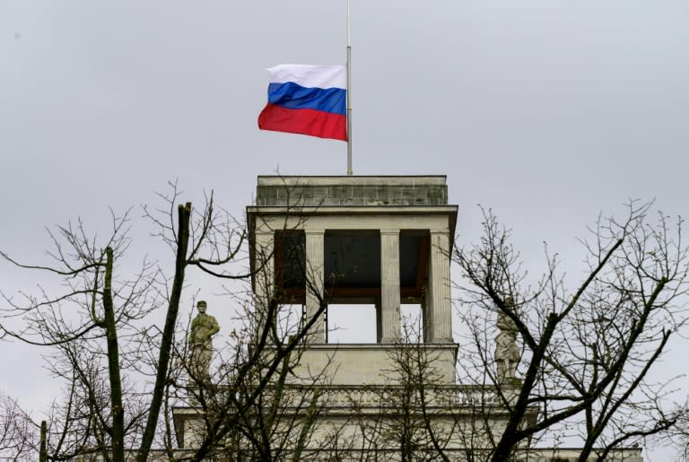 Russlands Botschaft in Berlin hat die Behörden der Hauptstadt dazu aufgefordert, das Verbot von russischen Flaggen und anderen Symbolen im Umfeld sowjetischer Ehrenmale in Berlin am Jahrestag des Endes des Zweiten Weltkrieges aufzuheben. (John MACDOUGALL)