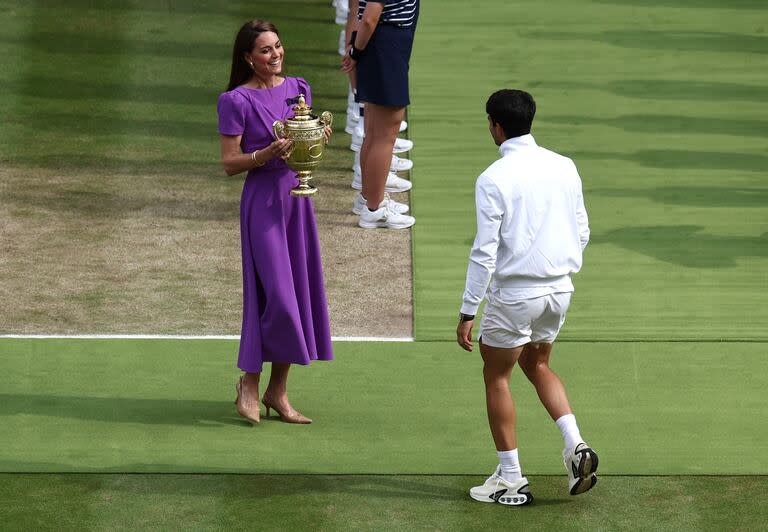 La princesa de Gales Kate Middleton le entrega el trofeo a Carlos Alcaraz