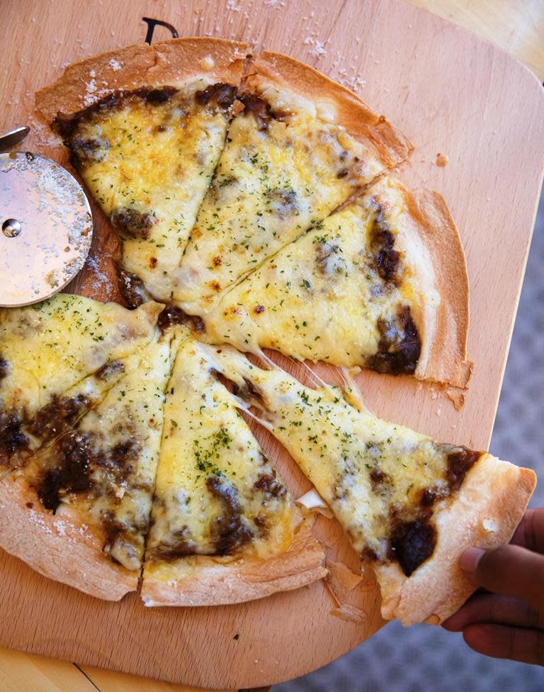 以「蝦夷鹿肉」製作的窯烤披薩。800日圓／份（約NT$222）