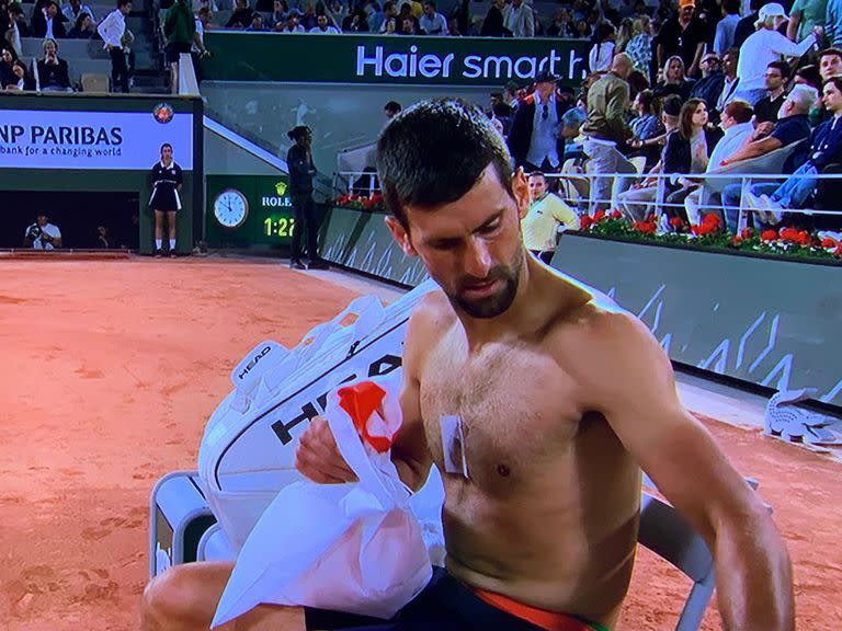 Djokovic se cambia la remera durante un descanso y deja al descubierto el dispositivo