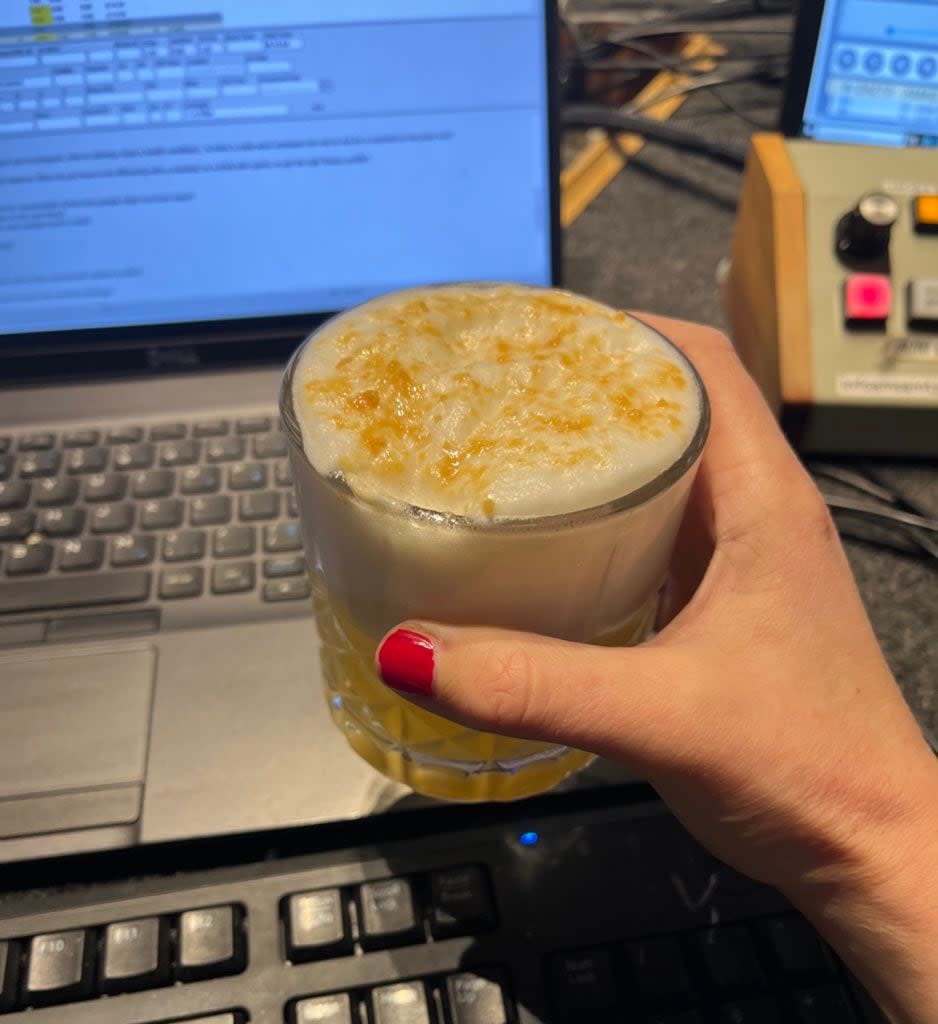 This non-alcoholic take on an amaretto sour has glycerin-based imitation amaretto and whisky as well as lemon juice, chai syrup and egg white foam.