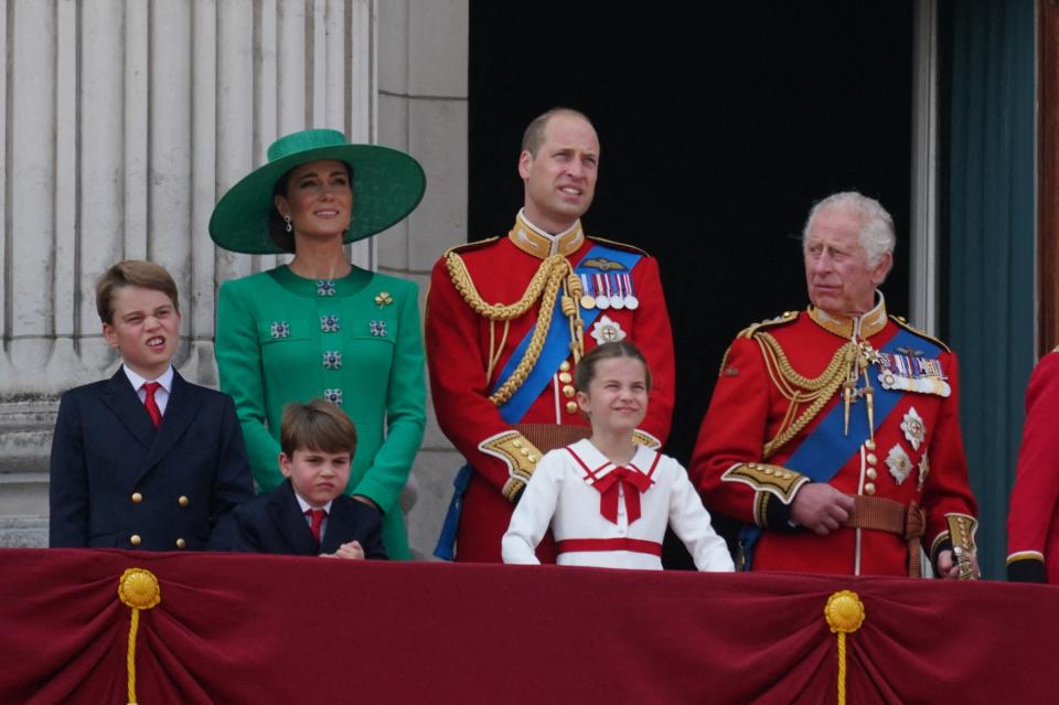 Le prince George, le prince Louis, la princesse Charlotte, la princesse Kate Middleton, le prince William, le roi Charles III et la reine Camilla