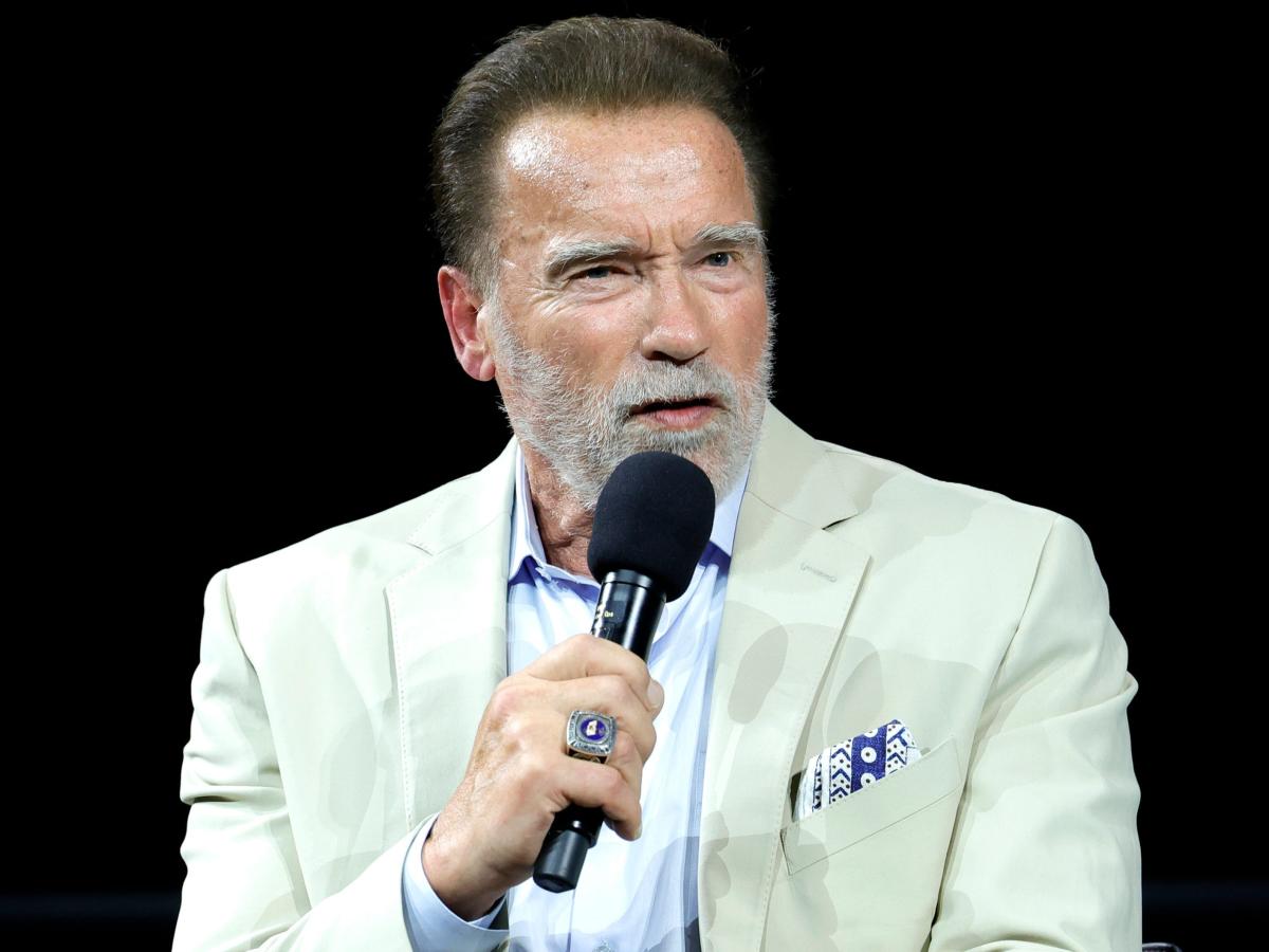 Arnold Schwarzenegger dice que su madre lloró cuando vio carteles de hombres en sus paredes mientras crecía hasta que finalmente llamó a un médico al respecto.