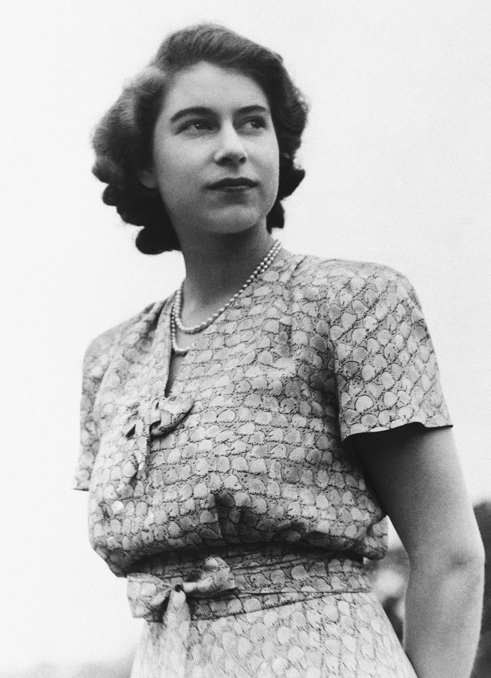 ARCHIVO – La princesa Isabel de Gran Bretaña en los terrenos del alojamiento real en Windsor, Inglaterra el 26 de agosto de 1946. (Foto AP, archivo)