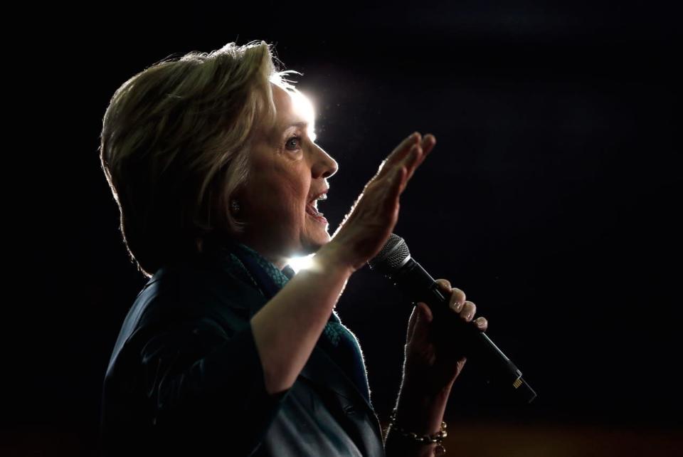 Die demokratische US-Präsidentschaftsanwärterin Hillary Clinton hält im Rahmen ihrer Kampagne eine Rede an der Universität von Bridgeport in Connecticut. (Bild: Matt Rourke/AP)