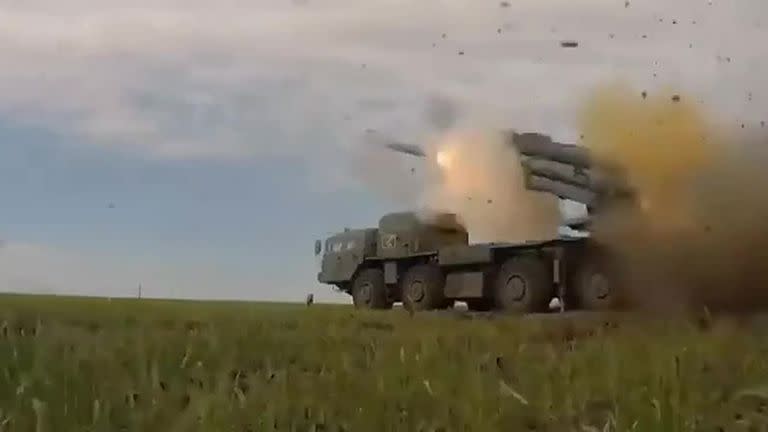 El ejército de Putin demostró el inmenso poder de un lanzamisiles soviético, denominado Smerch BM-30, y desafió al HIMARS estadounidense