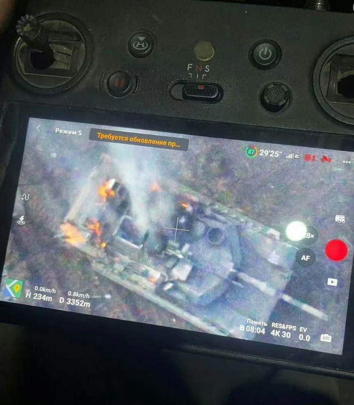 俄軍用 FPV 自殺無人機擊中了一輛 M1A2 坦克。圖片為俄軍第 15旅的無人機操作員，用手機拍攝的穿越機顯示器。   圖：翻攝自皇家橡樹