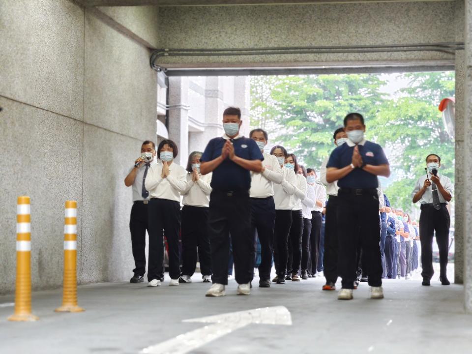 佛號聲中，以虔誠莊嚴肅穆的心情朝向醫院大廳前進，步步踏實，堅定心念朝山。