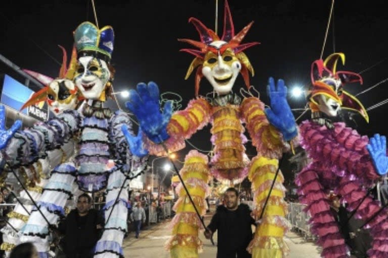 El Carnaval de Lincoln es uno de los más destacados de la provincia de Buenos Aires por sus característicos muñecos de cartapesta