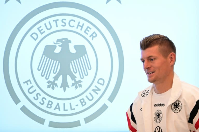 El centrocampista alemán Toni Kroos comparece ante la prensa dos días antes del partido de cuartos de final de la Eurocopa contra España, en el campo base germano en Herzogenaurach (Baviera) el 3 de julio de 2024 (Tobias SCHWARZ)