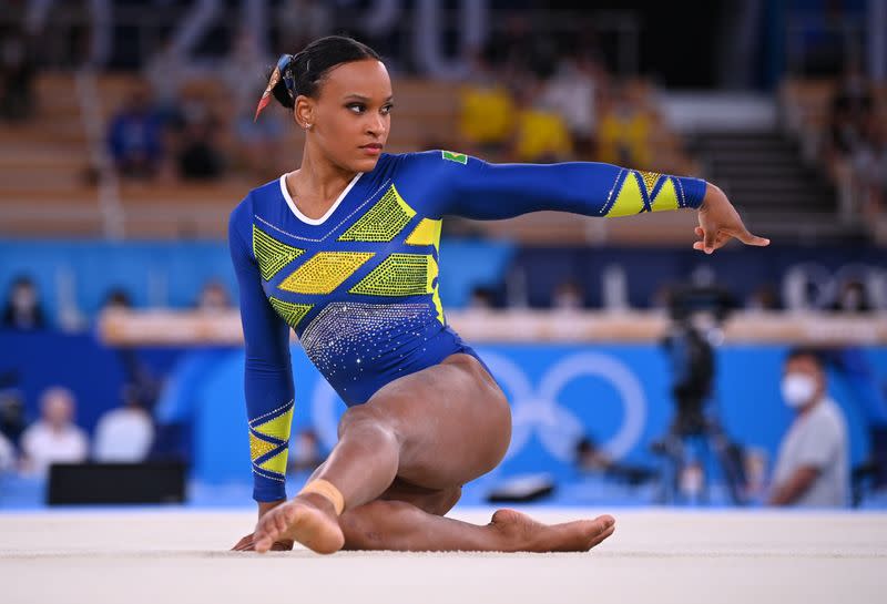 Foto del jueves de la brasileña Rebeca Andrade en acción durante la final del all-around en los Juegos de Tokio