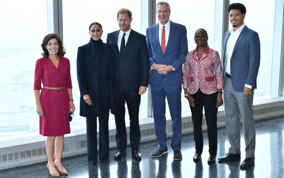 Governor Kathy Hochul, Meghan, Duchess of Sussex, Prince Harry, Duke of Sussex, NYC Mayor Bill De Blasio, Chirlane McCray and Dante de Blasio pose at One World Observatory - Getty Images North America 