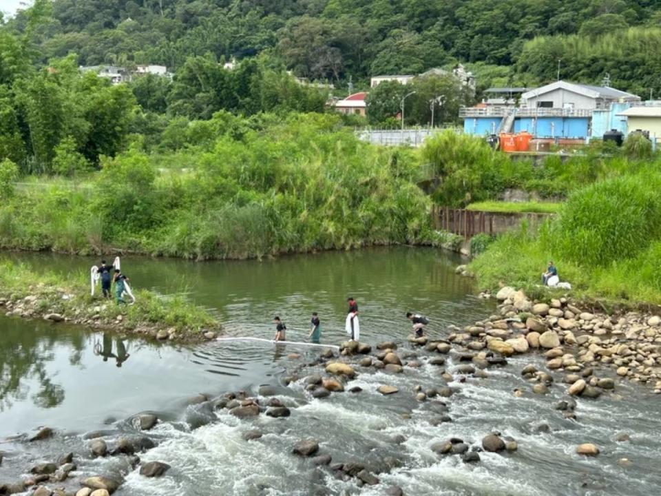 關西鎮鳳山溪淨水場六月中旬遭廢溶液污染，造成關西新埔大停水。（圖：鎮公所提供）