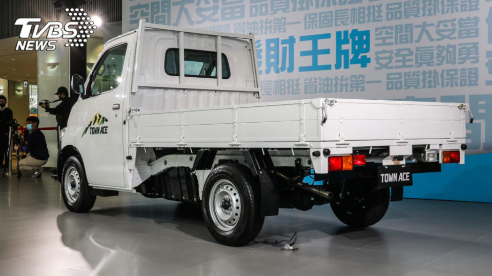 Toyota同步提供多款貨斗改裝方案，由和泰車體負責，並同步提供原廠保固。(攝影/ 陳奕宏)