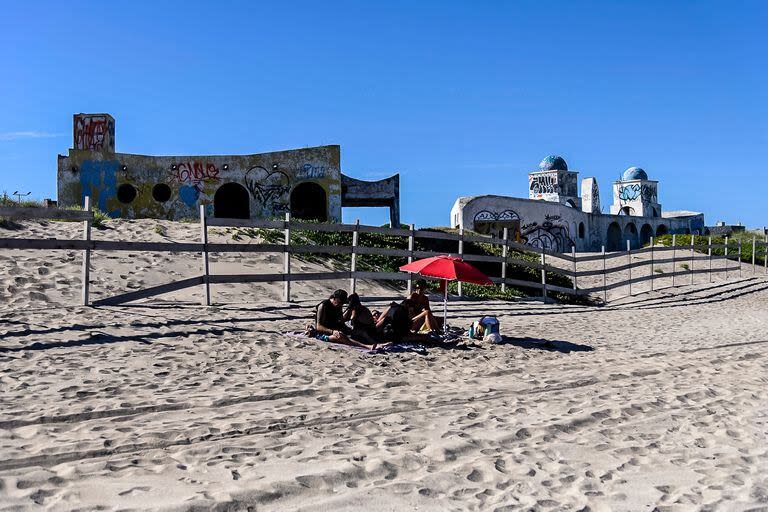 El parador está grafiteado y abandonado, rodeado de botellas, cascotes y papeles