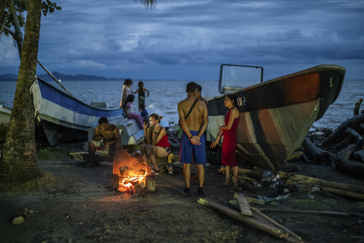 Personas de Venezuela y Cuba a la espera en Necoclí, Colombia, antes de cruzar el Darién con la esperanza de llegar a EE. UU. (Federico Rios/The New York Times)
