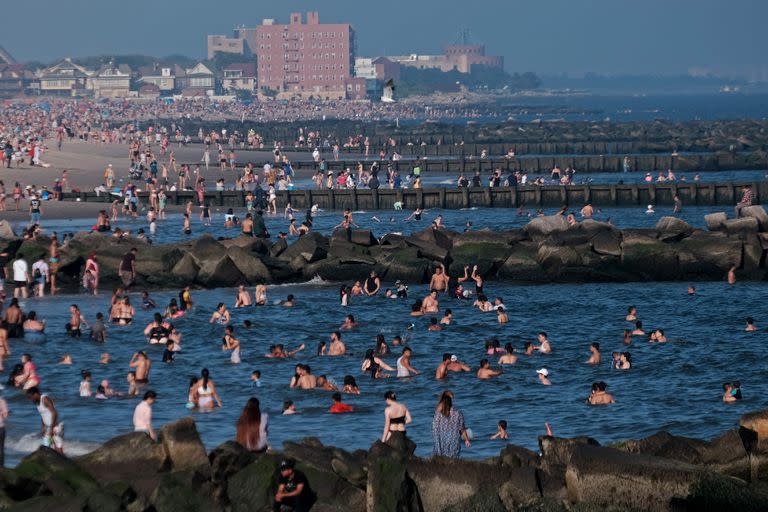 Personas se refrescan en la playa de Coney Island en una tarde calurosa el 6 de julio de 2023 en el distrito de Brooklyn de la ciudad de Nueva York. 