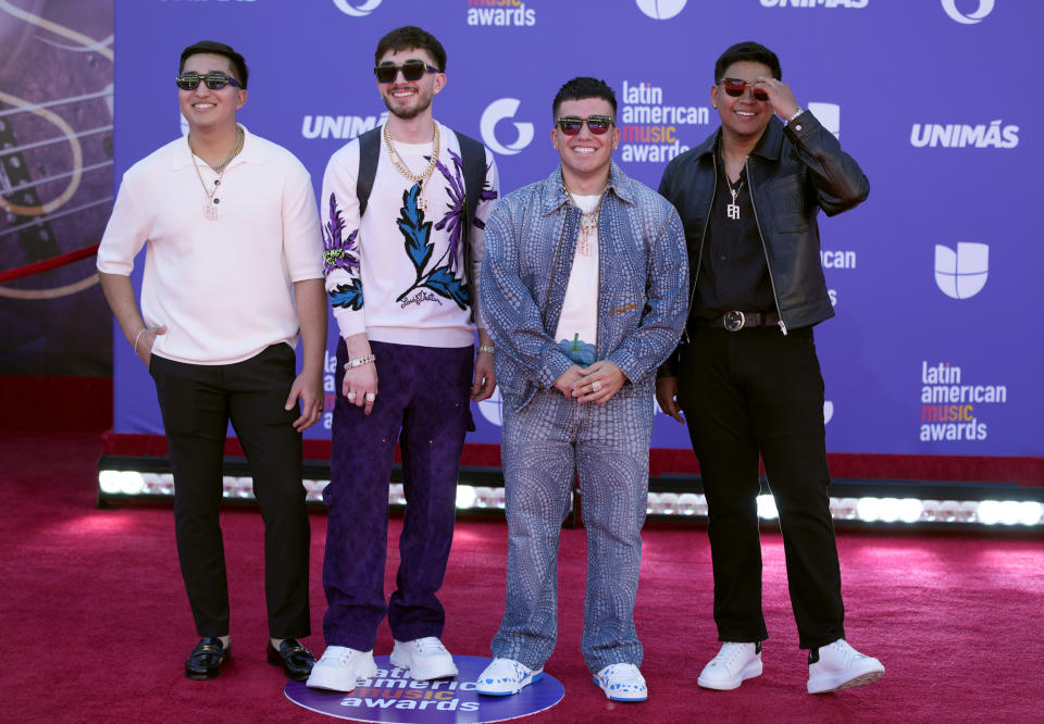 Damian Pacheco, de izquierda a derecha, Brian Tovar, Pedro Tovar y Gabriel Hidalgo de Eslabón Armado llegan a los Latin American Music Awards el jueves 20 de abril de 2023 en la arena MGM Grand Garden en Las Vegas. (Foto AP/John Locher)