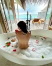 <p>Um banho no paraíso (Foto: Reprodução/Instagram @marcelamcgowan)</p> 