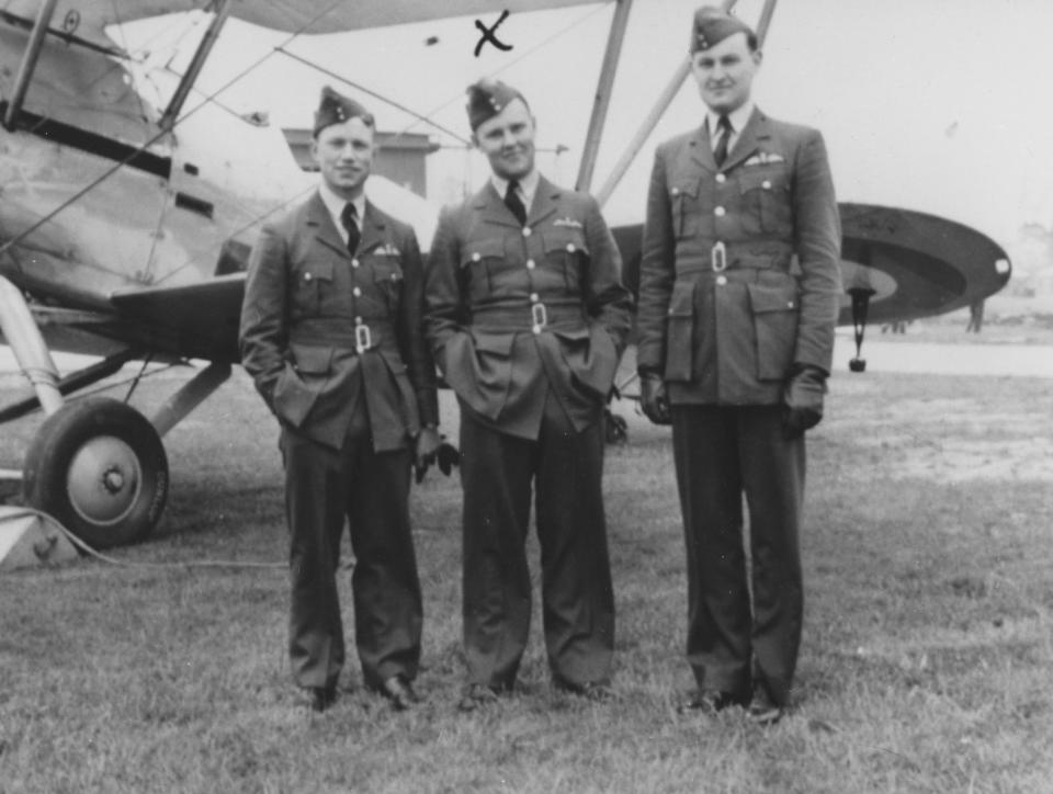 Arthur Scarf (middle) seen ahead of his posting to Japan in WWII. (RAF Museum)