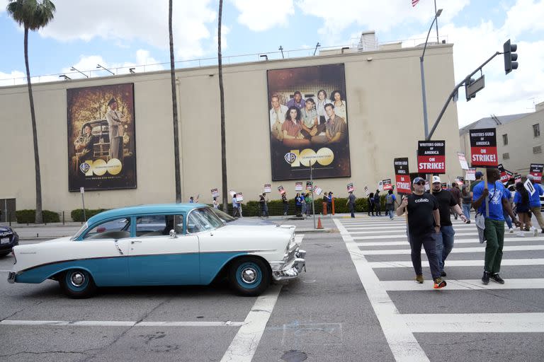 Miembros del Sindicato de Guionistas de Estados Unidos protestando en mayo afuera de los Warner Bros. Studios en California