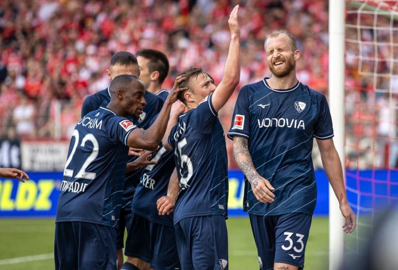 Bochum's Philipp Hofmann celebrates scoring his side's fourth goal with teammates during the German Bundesliga soccer match between 1. FC Union Berlin and VfL Bochum at An der Alten Foersterei. Andreas Gora/dpa