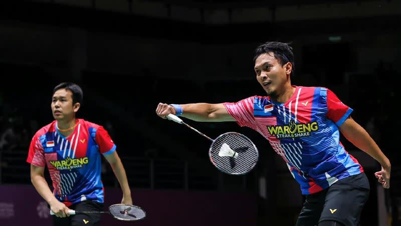 「奶爸組合」蘇堤萬（Hendra Setiawan）、阿山（Mohammad Ahsan）僅用29分鐘就直落二奪勝。（圖／BWF官方微博）