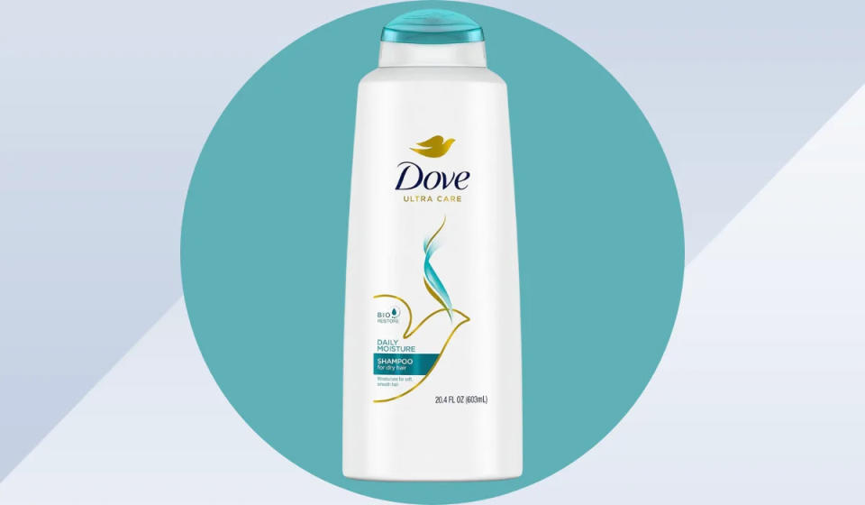 El champú Dove Ultra Care para cabello seco es una increíble opción de farmacia para devolverle la hidratación a tu pelo en invierno. (Amazon)
