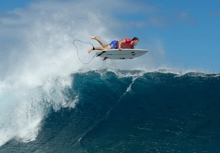 El italiano Leonardo Fioravanti sale de una ola en la primera serie de la segunda ronda de surf masculino