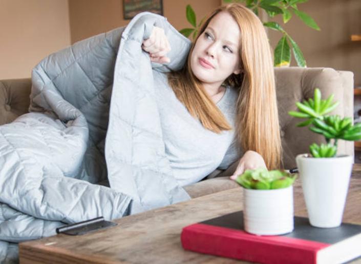Clear up your insomnia with this weighted cooling blanket. (Source: iStock)