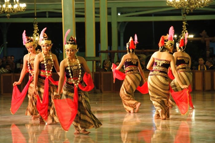 Gambyong Retno Kusumo dance: The dance is meant to show a princess whose beauty is blossoming like a flower and is glowingly radiant like gold. (