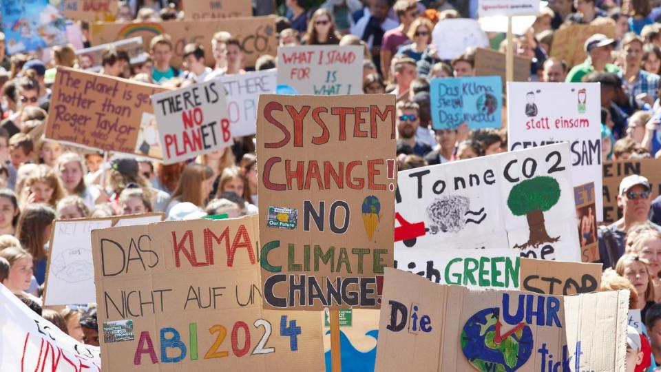 Teilnehmer der Klima-Demonstration Fridays for Future auf dem Gänsemarkt in Hamburg. Foto: Georg Wendt/Archiv