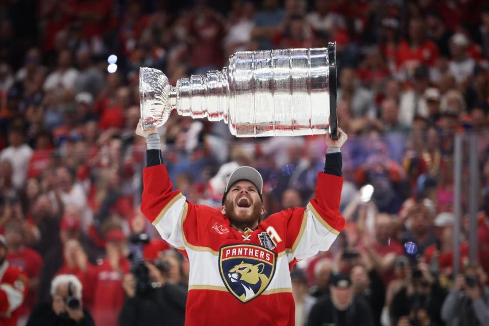 El jugador de los Panthers Matthew Tkachuk carga el trofeo de campeón de la Stanley Cup tras vencer a los Oilers de Edmonton en el séptimo juego del playoff, celebrado el 24 de junio de 2024 en Sunrise, Florida.