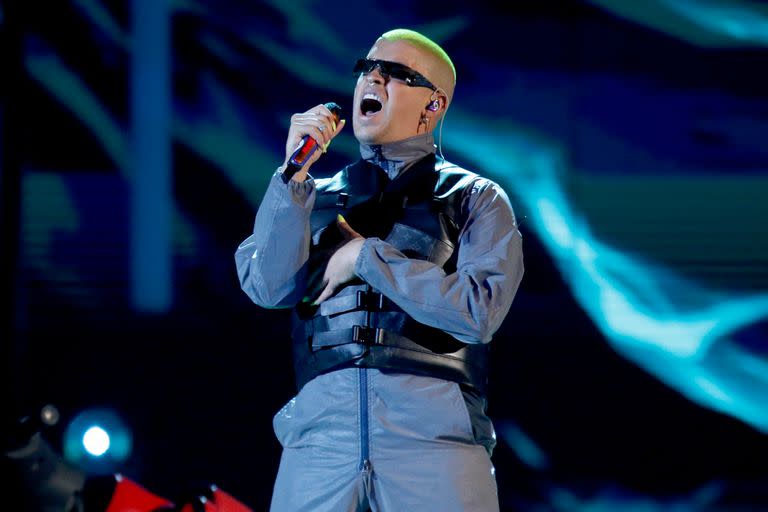 ARCHIVO - Bad Bunny realiza un popurrí en los Premios Billboard de la Música Latina en Las Vegas el 25 de abril de 2019. Bad Bunny, quien tiene nueve nominaciones en los Latin Grammy 2020, también actuará en la entrega de premios el 19 de noviembre