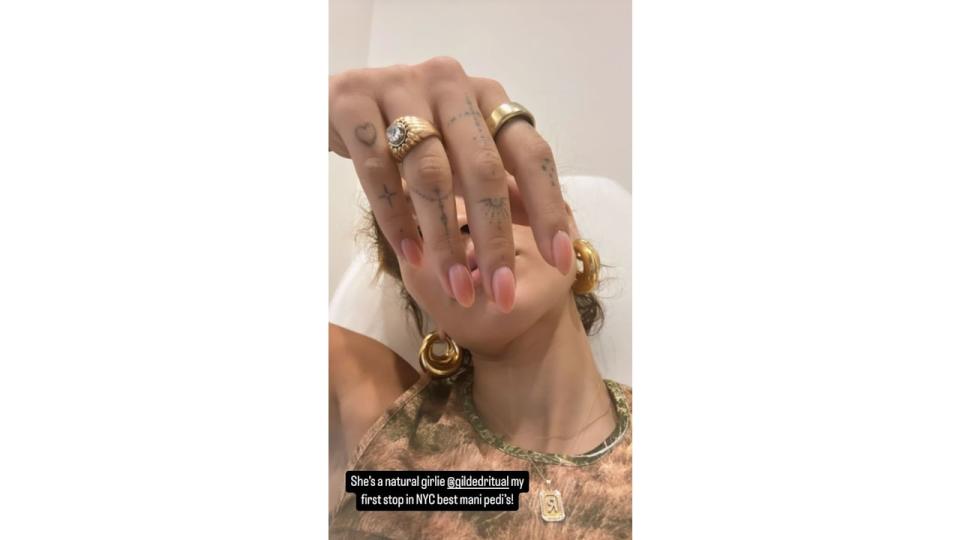 Rita shared her natural glossy nails on her Instagram stories