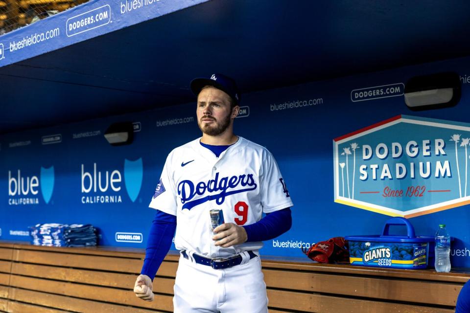 El segunda base de los Dodgers, Gavin Lux, está en el dugout antes de un partido contra los Gigantes de San Francisco el 1 de abril.