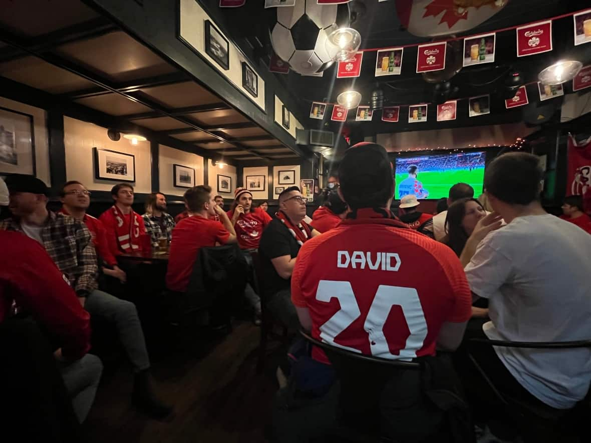 Soccer fans pack the Glebe Central Pub to watch Canada play Croatia in the group stage of the World Cup. Canada would score its first ever goal in the tournament but ultimately lose 4-1. (Camille Kasisi-Monet/Radio-Canada - image credit)