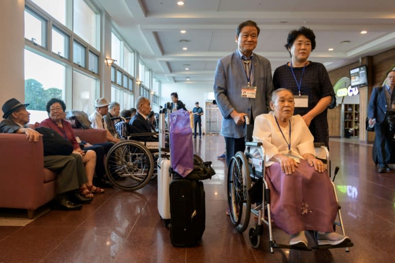 South Koreans prepare to depart from Sokcho for the reunion in North Korea