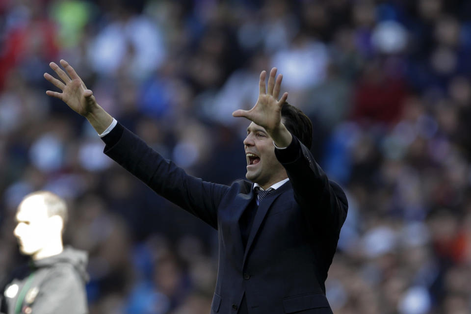 El técnico de Real Madrid, Santiago Solari, grita instrucciones durante un partido con Girona en el estadio Santiago Bernabeu en Madrid, domingo 17 de febrero de 2019. Girona ganó 2-1. (AP Foto/Andrea Comas)