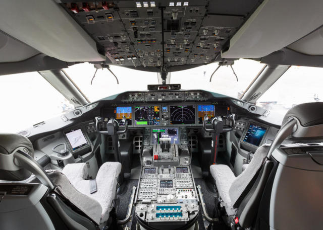 boeing 787 interior cockpit