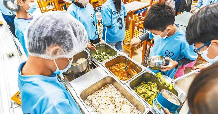 圖為學生食用營養午餐，非事發學校。（圖／報系資料照）