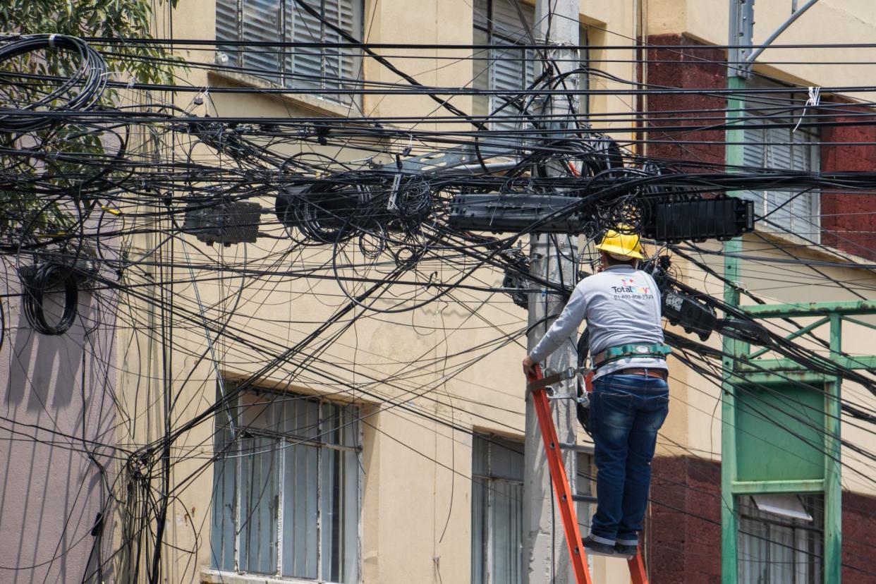 CDMX, la capital mundial de los cables inútiles que tapan el cielo con sus telarañas |  FOTO ARCHIVO: SAÚL LÓPEZ /CUARTOSCURO.COM