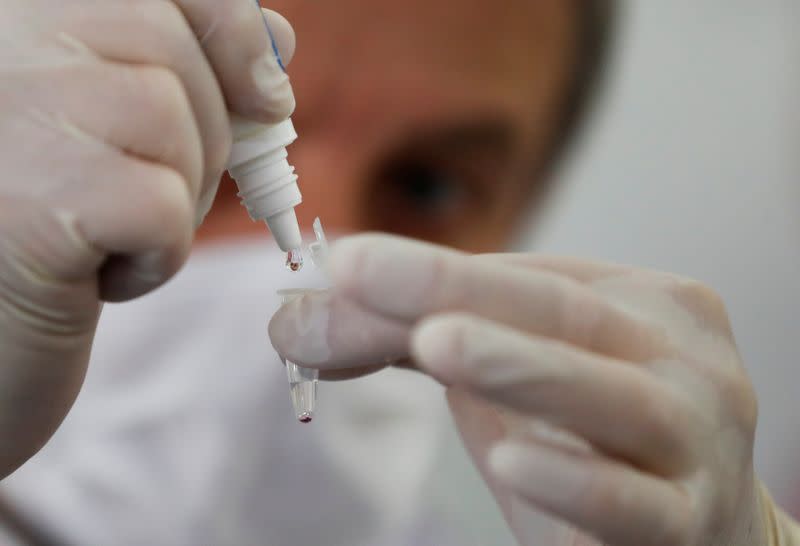 FOTO DE ARCHIVO. Un científico de la Fundación Pablo Cassara en Buenos Aires trataba en el desarrollo de pruebas más eficientes de dianóstico de coronavirus. Mayo, 2020. REUTERS/Agustin Marcarian