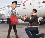 <p>Un passager a surpris sa belle sur le tarmac d’un aéroport. La demande en mariage a été immortalisée par un photographe, présent pour l’inauguration du Boeing 787.<br>Crédit photo : Air France </p>